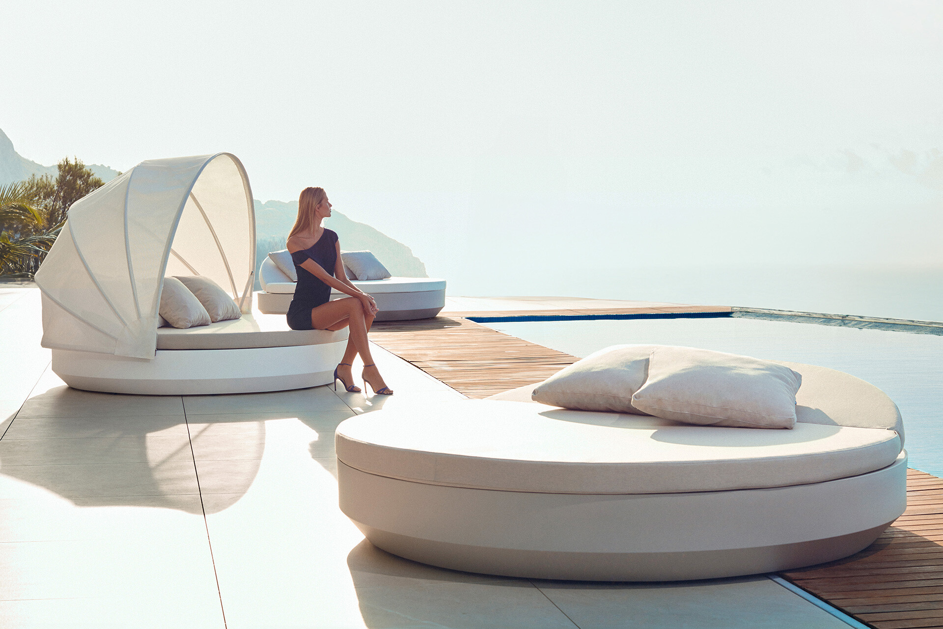 VELA daybed Ø210x40 z nastavljivim naslonom VELA daybed Ø210x40 z nastavljivim naslonom