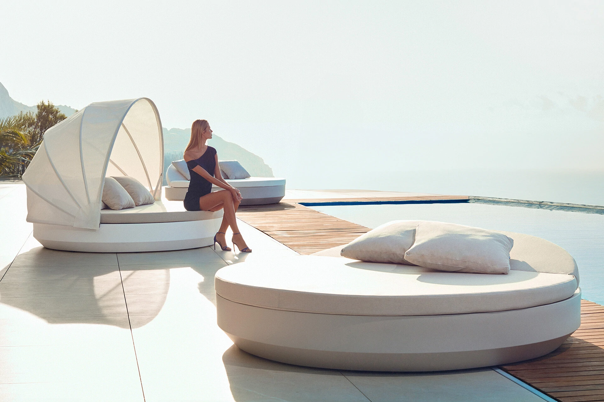 VELA daybed Ø210x40 z nastavljivim naslonom