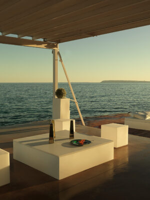 Jut Chill Table 80x80x32 Jut Chill Table 80x80x32