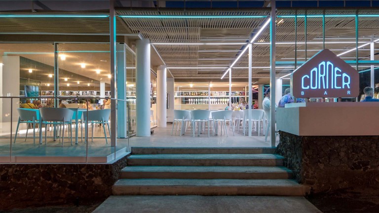 Corner bar